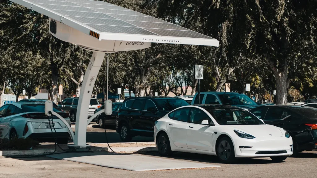 Carro Elétrico Carregando Estação com Painel Solar