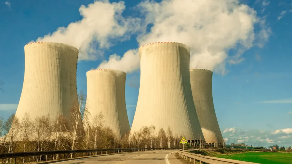 Usina nuclear funcionando - aquelas torres grandes soltando vapor d'água são uma cena que sempre me fascinou