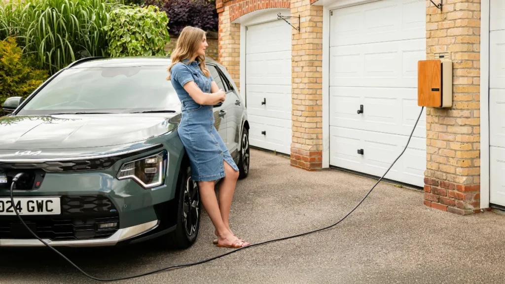 Carros Elétricos - Mulher aguardando Carro Carregar