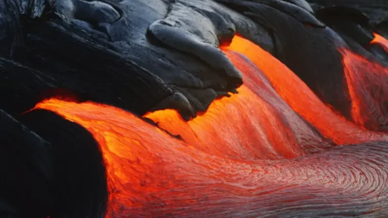 Vulcões em Ação: 7 Lugares Fascinantes Onde Você Pode Observar Lava com Segurança